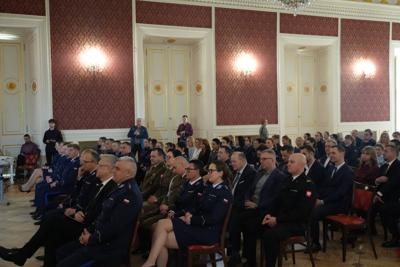 Na widowni siedzą policjanci.