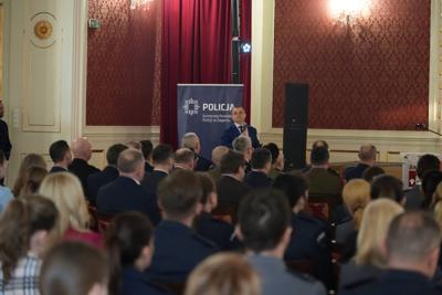 Publiczność słuchająca pana z mikrofonem.