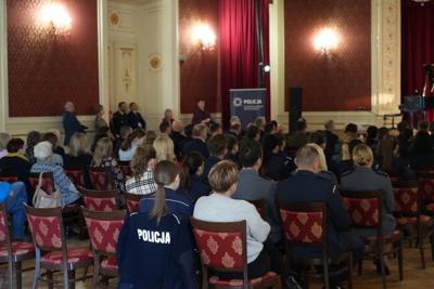 Publiczność ogląda występy.