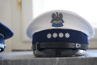 Czapka policyjna z czteroma gwiazdami.