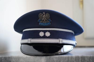 Czapka policyjna z dwoma gwiazdami.