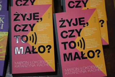 Egzemplarze książki pt. "Żyję, czy to mało?" autorstwa Marcina Łokciewicza i Katarzyny Kachel.