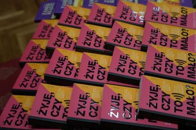 Egzemplarze książki pt. "Żyję, czy to mało?" autorstwa Marcina Łokciewicza i Katarzyny Kachel.