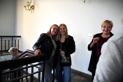 Uśmiechnięte panie pozują przy schodach do zdjęcia.