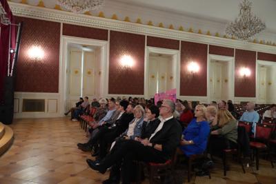 Publiczność siedzi na spotkaniu autorskim.