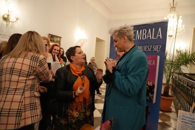 Autor na spotkaniu autorskim rozmawia z panią.