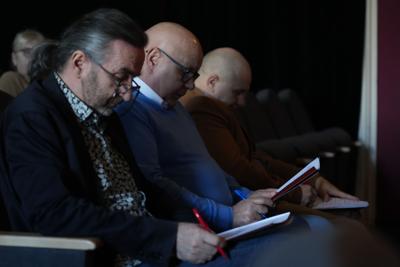 Panowie na widowni oceniają występy podczas konkursu.