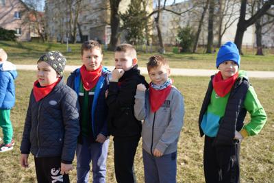 Grupa dzieci w parku.
