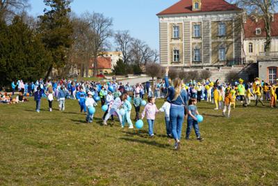 Grupa osób w parku.