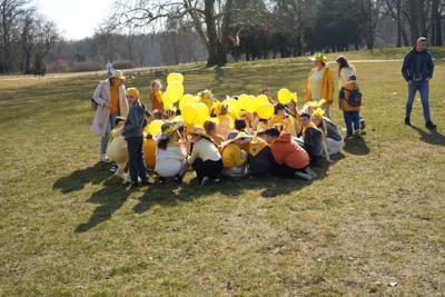 Dzieci z balonikami. W tle park.