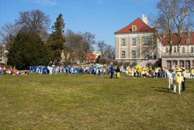Grupa dzieci w parku, za nią pałac.