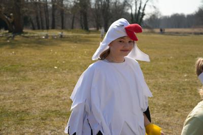 Dziecko przebrane za bociana. W tle park.