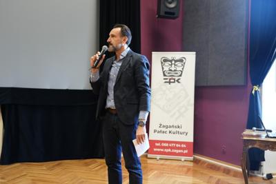 Pan przemawia z mikrofonem.