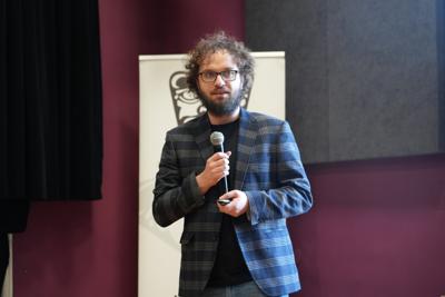 Pan przemawia z mikrofonem.