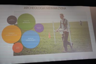 Na ekranie grafika nt. archeologii nieinwazyjnej.