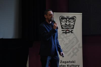 Pan przemawia z mikrofonem.