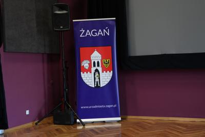 Baner "Żagań" z godłem miasta.