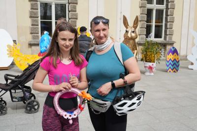 Pani z dziewczynką uśmiechają się. Za nimi dekoracje wielkanocne.