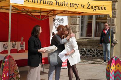 Osoby rozmawiające przy stoisku "Centrum Kultury w Żaganiu".
