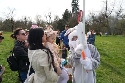 Dzieci uczestniczące w zabawie z króliczkiem.