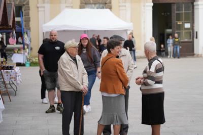 Grupa osób na placu.
