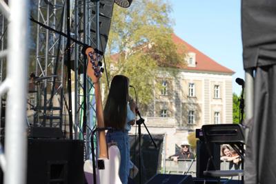 Dziewczynka śpiewa na scenie przed publicznością.