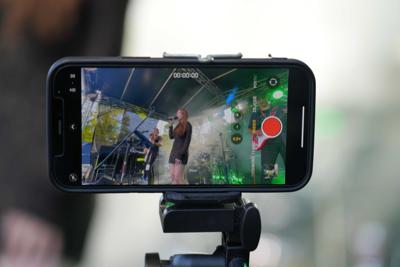 Telefon nagrywający występ zespołu.