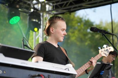 Chłopak grający na gitarze.