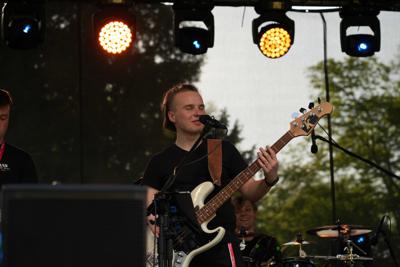 Chłopak występujący z gitarą.