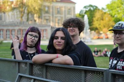 Osoby przy barierkach pod sceną.