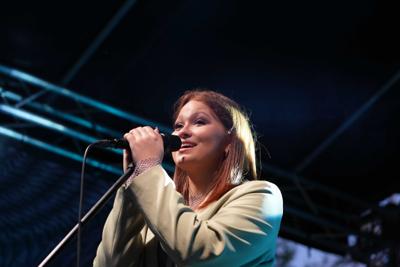 Dziewczyna śpiewa na scenie.