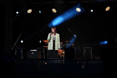 Dziewczyna śpiewa na scenie.