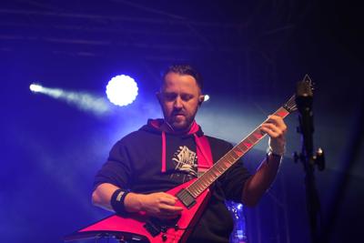 Gitarzysta występuje na scenie.