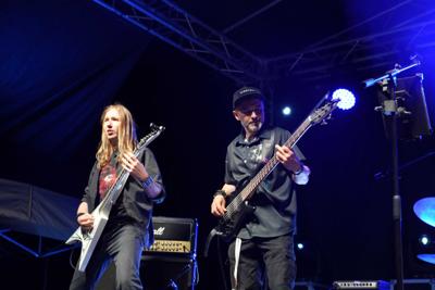 Gitarzyści występują na scenie.