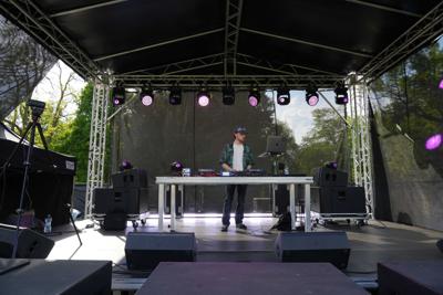 Pan zajmuje się DJ-ką na scenie.
