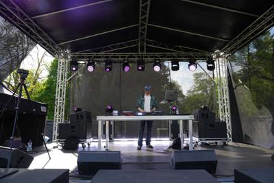 Pan zajmuje się DJ-ką na scenie.