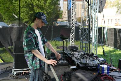Pan zajmuje się DJ-ką na scenie.
