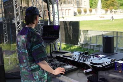 Pan zajmuje się DJ-ką na scenie.