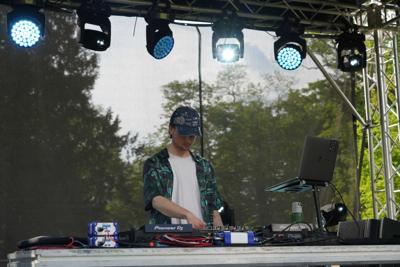 Pan zajmuje się DJ-ką na scenie.