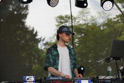 Pan zajmuje się DJ-ką na scenie.