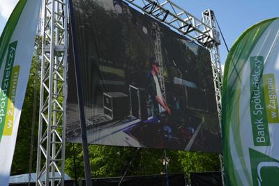 Pan zajmuje się DJ-ką na scenie.