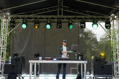 Pan zajmuje się DJ-ką na scenie.