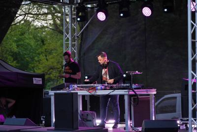 Pan zajmuje się DJ-ką na scenie.