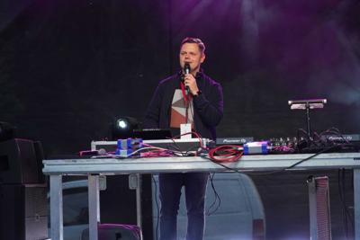 Pan zajmuje się DJ-ką na scenie.