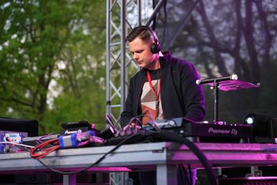 Pan zajmuje się DJ-ką na scenie.