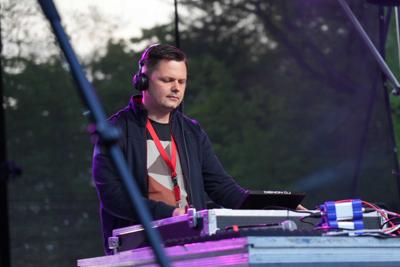 Pan zajmuje się DJ-ką na scenie.