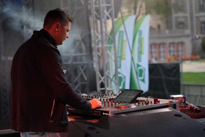 Pan zajmuje się DJ-ką na scenie.