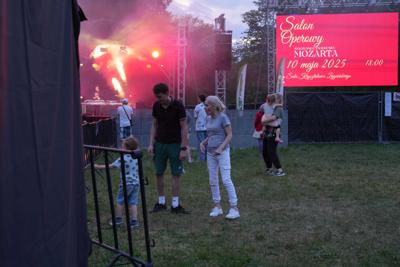 Grupa osób pod sceną.