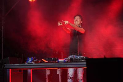 Pan zajmuje się DJ-ką na scenie.