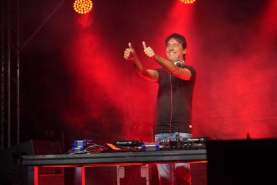 Pan zajmuje się DJ-ką na scenie.